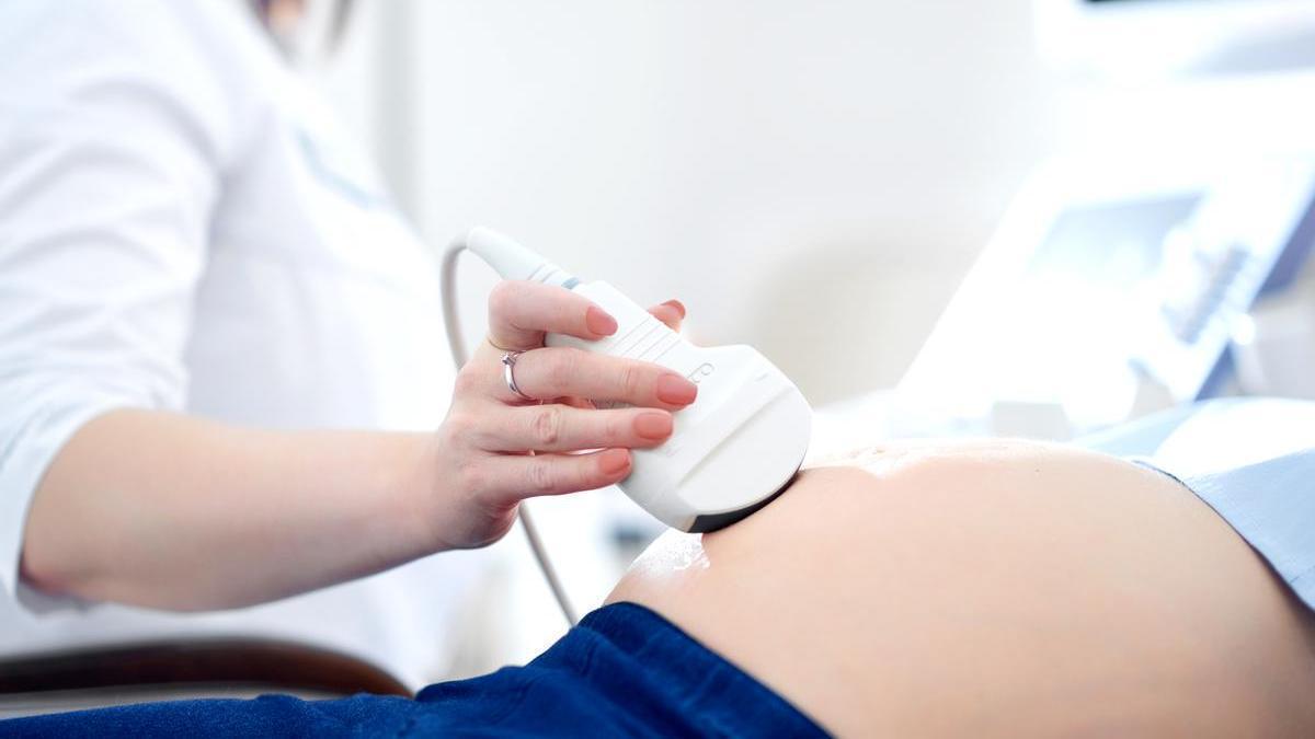 Una mujer embarazada acude a una consulta.