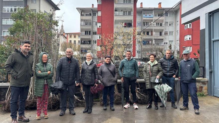 Los propietarios de terrenos, junto al alcalde, Mikel Serrano.