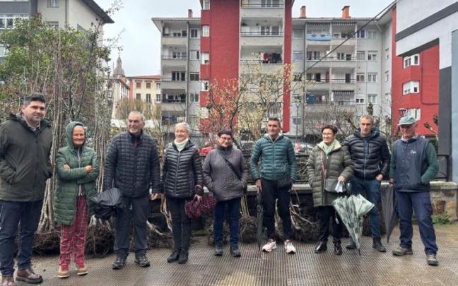 Los propietarios de terrenos, junto al alcalde, Mikel Serrano.