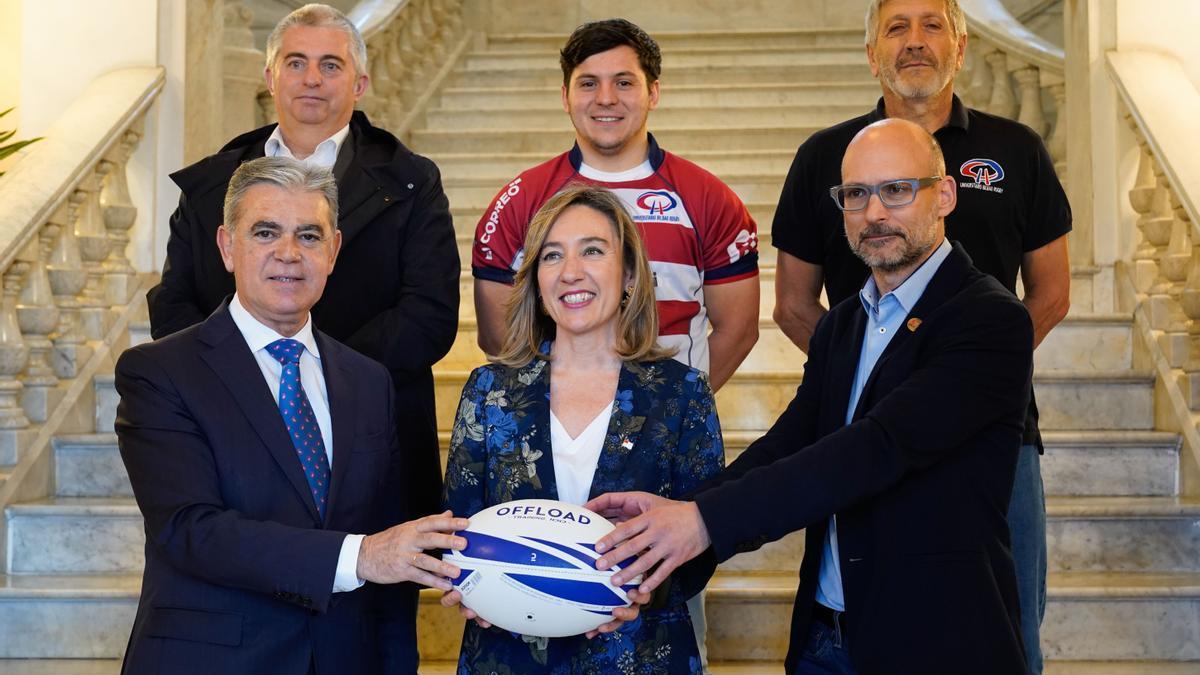 La concejala Itxaso Erroteta y Marcos Muro, junto a responsables del club Universitario Rugby Taldea