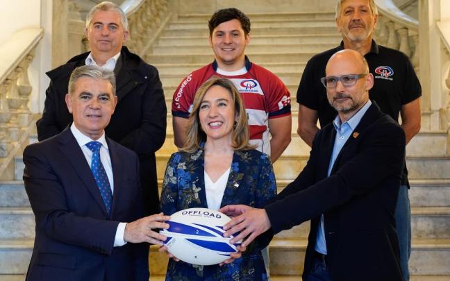 La concejala Itxaso Erroteta y Marcos Muro, junto a responsables del club Universitario Rugby Taldea