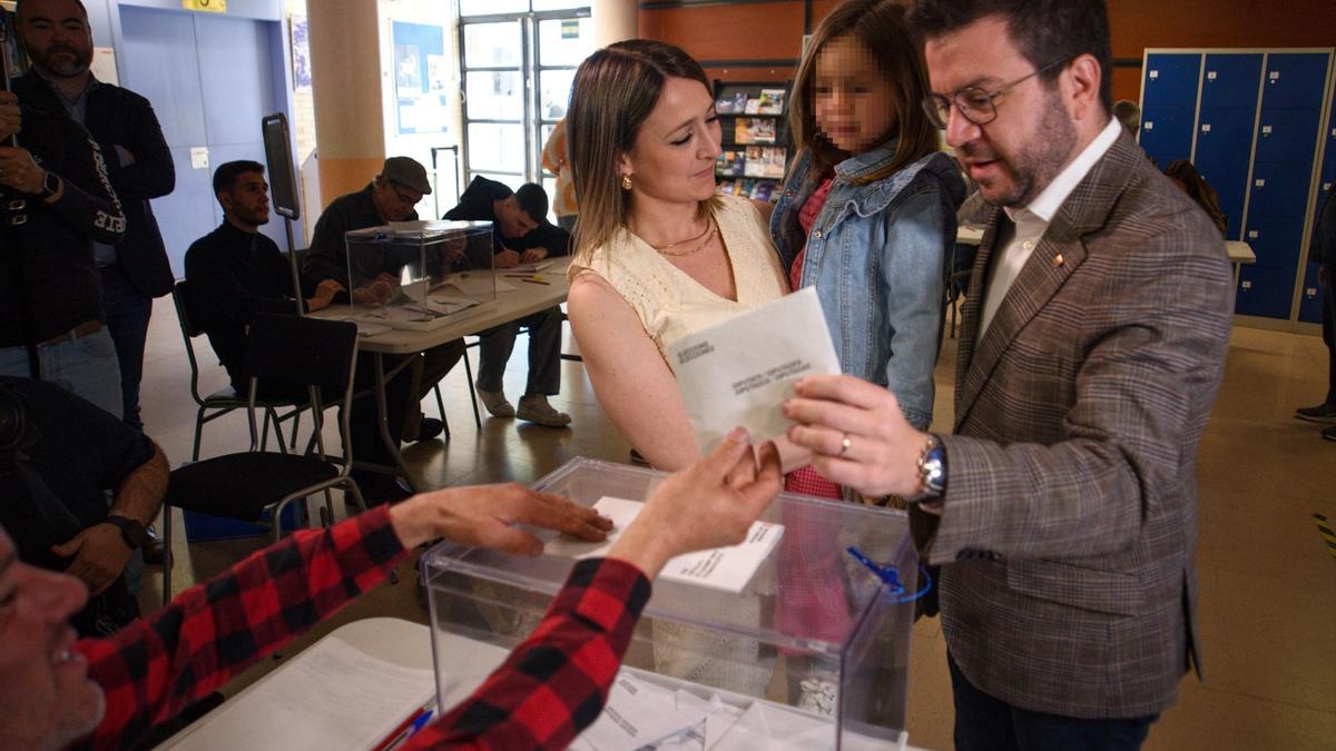 El presidente de la Generalitat de Catalunya y candidato de ERC a la reelección, Pere Aragonès, ejerce su derecho a voto en el Institut Joan Coromines.