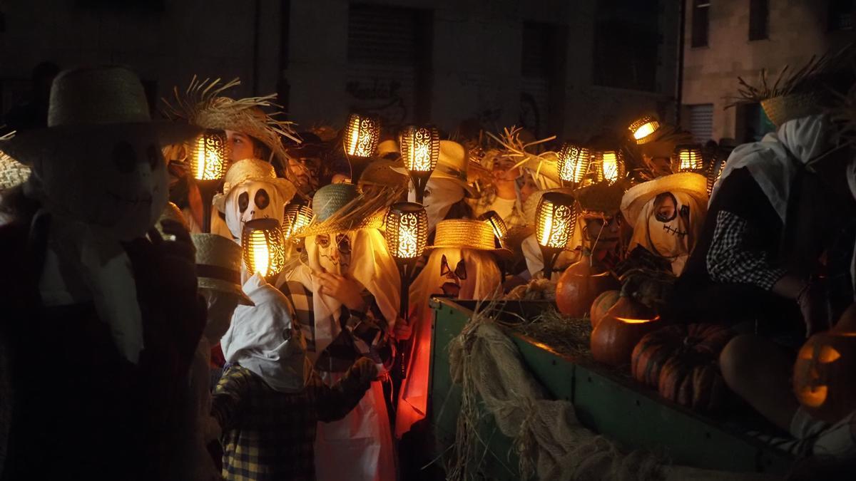 Pequeñas farolas acompañaron a las ánimas en su recorrido por las oscuras calles de Azpeitia.