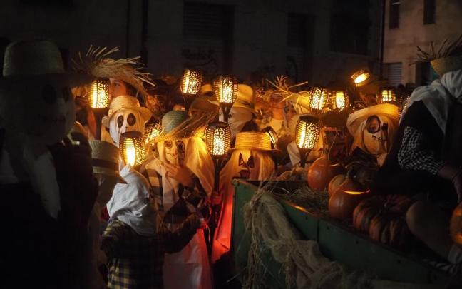 Pequeñas farolas acompañaron a las ánimas en su recorrido por las oscuras calles de Azpeitia.