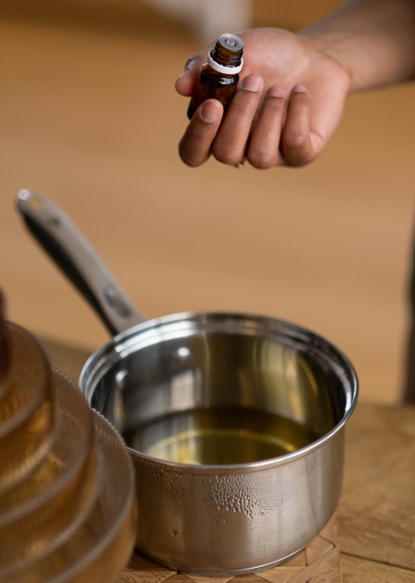 Solo se necesita mezclar agua y unas 10-15 gotas de aceite esencial de eucalipto en un frasco con atomizador.
