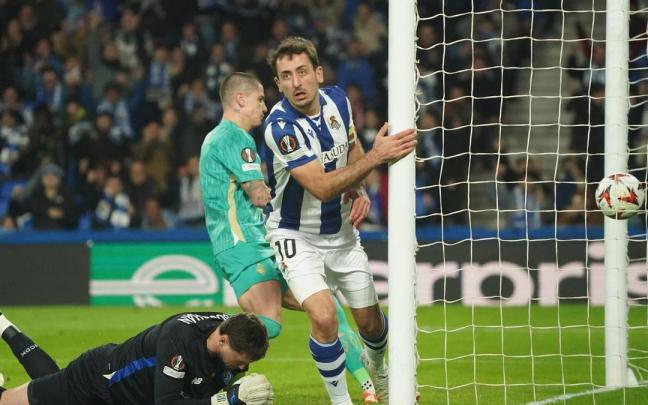 Mikel Oyarzabal ha anotado dos goles ante el Dinamo de Kiev. / RUBEN PLAZA