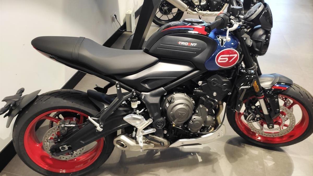 Motocicleta Triumph expuesta en un concesionario