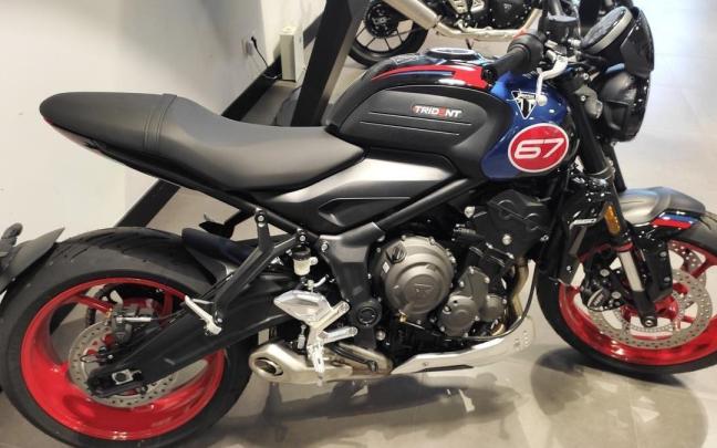 Motocicleta Triumph expuesta en un concesionario