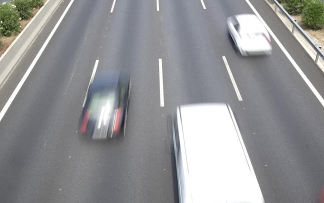 Imagen de archivo de vehículos en la carretera.