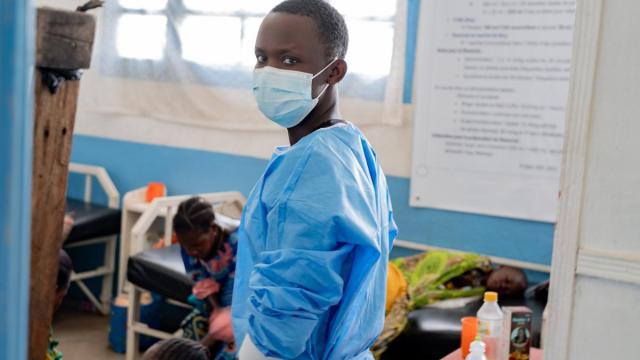 Un sanitario, en un hospital de República Democrática del Congo.