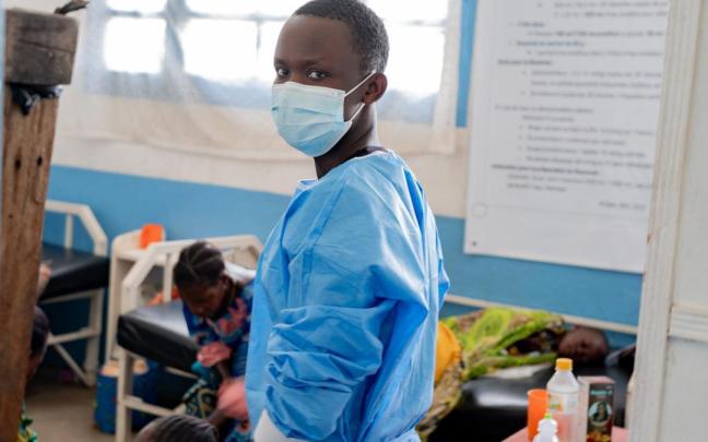 Un sanitario, en un hospital de República Democrática del Congo.