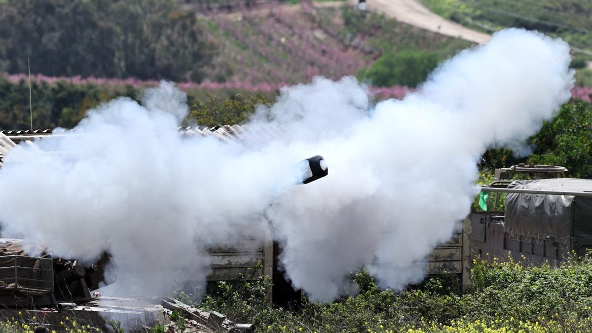 Una unidad de artillería israelí desplegada en la frontera entre Israel y el Líbano bombardea objetivos al otro lado de la frontera
