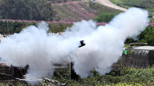Una unidad de artillería israelí desplegada en la frontera entre Israel y el Líbano bombardea objetivos al otro lado de la frontera