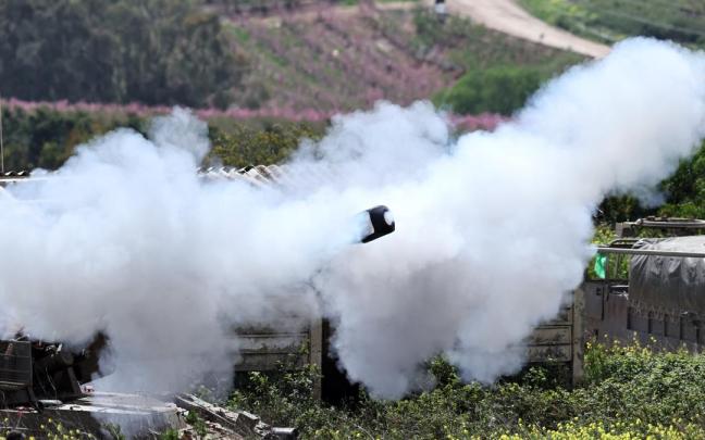 Una unidad de artillería israelí desplegada en la frontera entre Israel y el Líbano bombardea objetivos al otro lado de la frontera