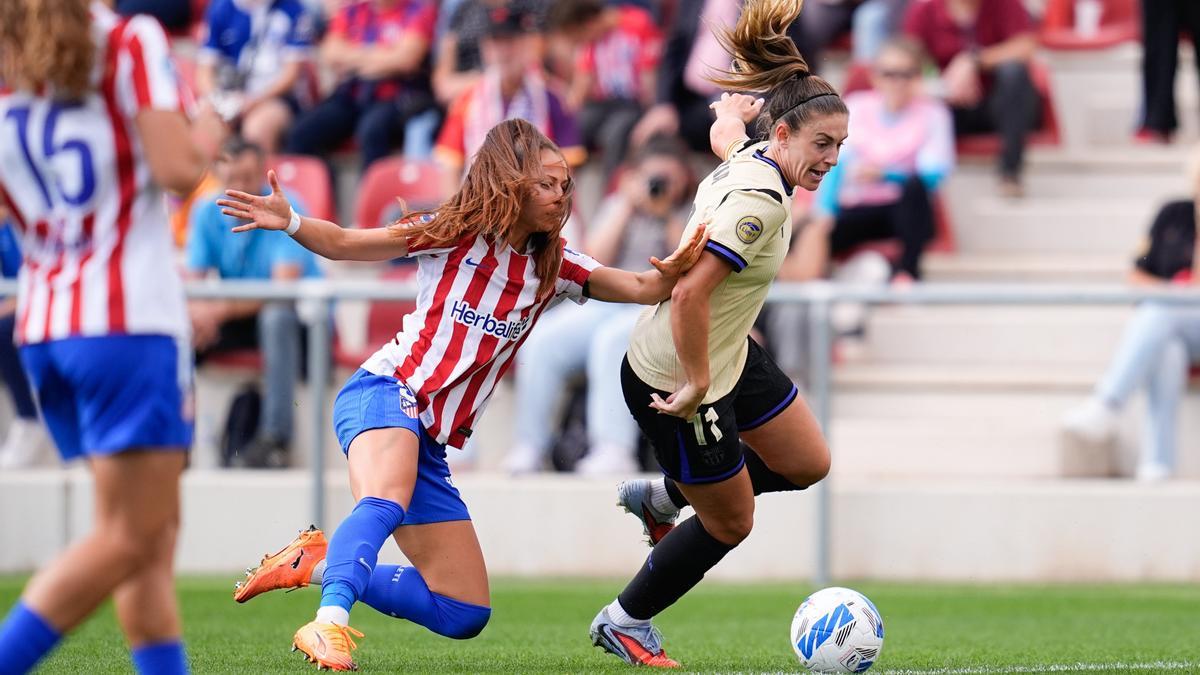 Alexia Putellas protege el esférico ante la presión colchonera.