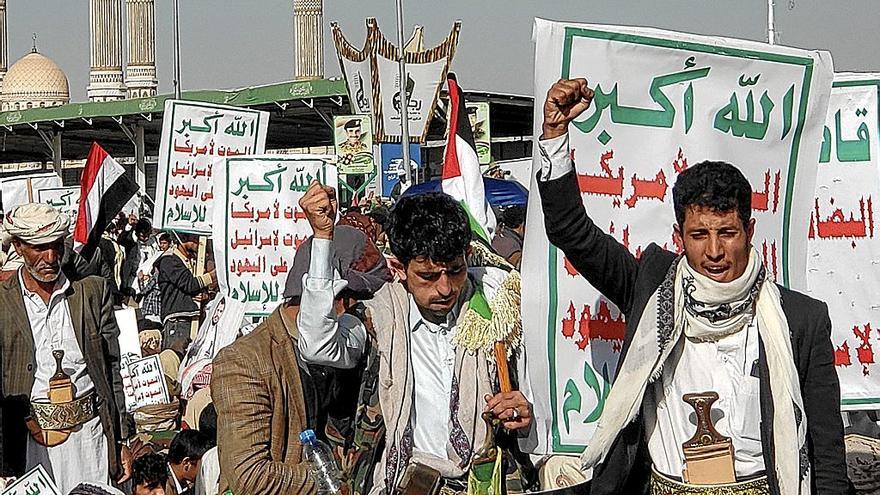 Miles de personas se concentraron ayer en varias ciudades de Yemen para protestar contra los bombardeos. | FOTO: EFE