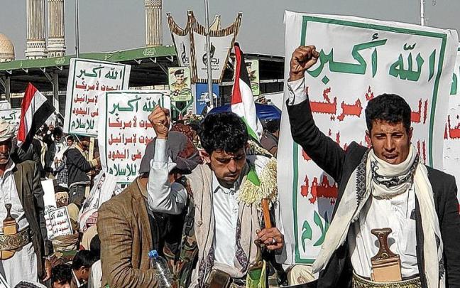 Miles de personas se concentraron ayer en varias ciudades de Yemen para protestar contra los bombardeos. | FOTO: EFE