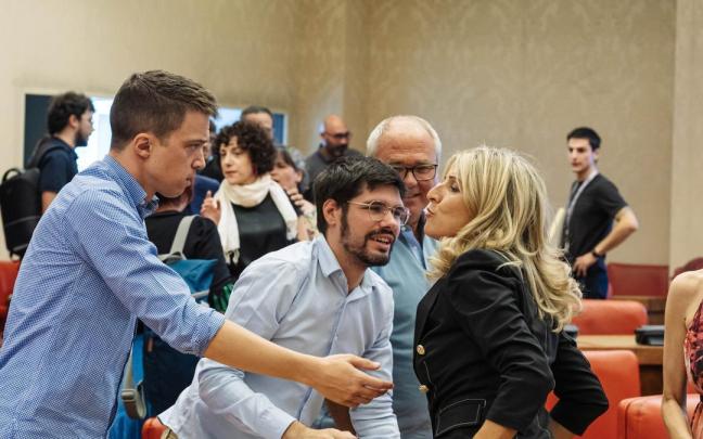 La líder de Sumar, Yolanda Díaz, el diputado de Sumar en el Congreso por Bizkaia, Lander Martínez.