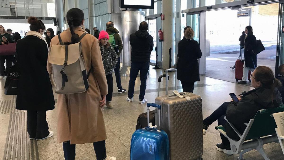 Gente con maletas en la estacion de autobuses