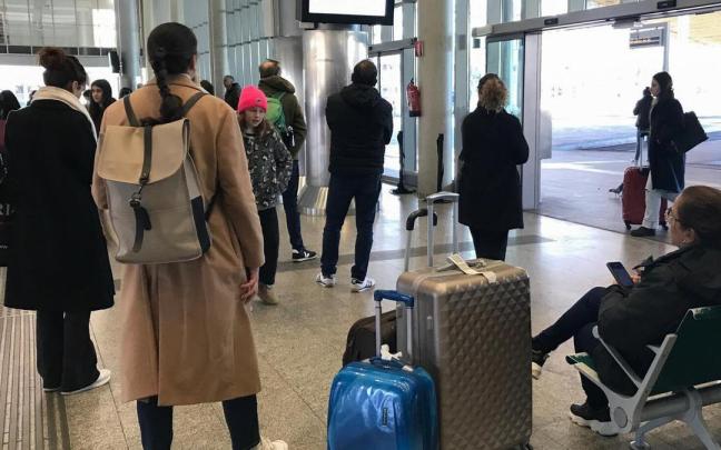 Gente con maletas en la estacion de autobuses