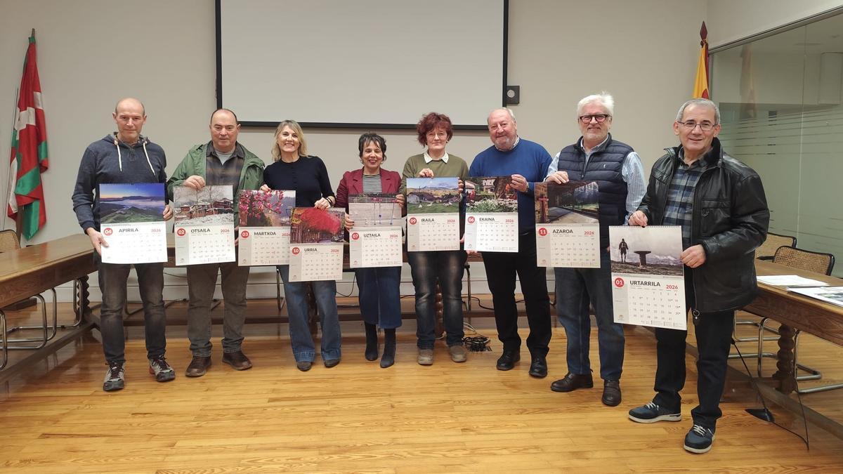 Presentación del calendario municipal de Beasain de 2026 con los autores de las fotografías seleccionadas.