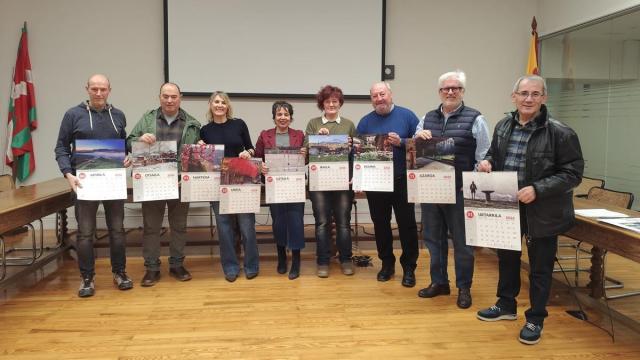 Presentación del calendario municipal de Beasain de 2026 con los autores de las fotografías seleccionadas.
