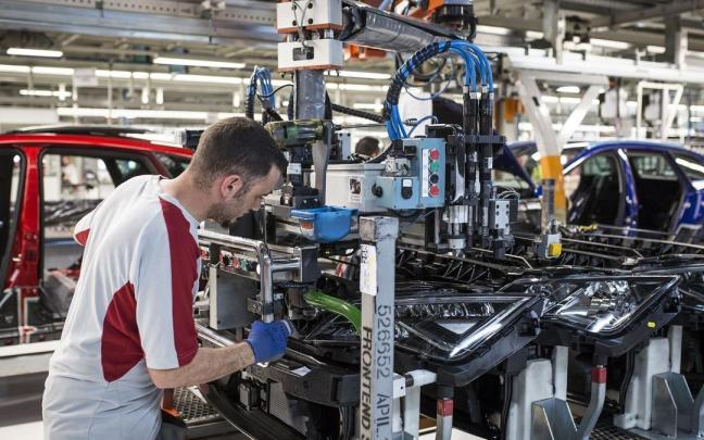 Un empleado en la planta de Seat en Martorell.