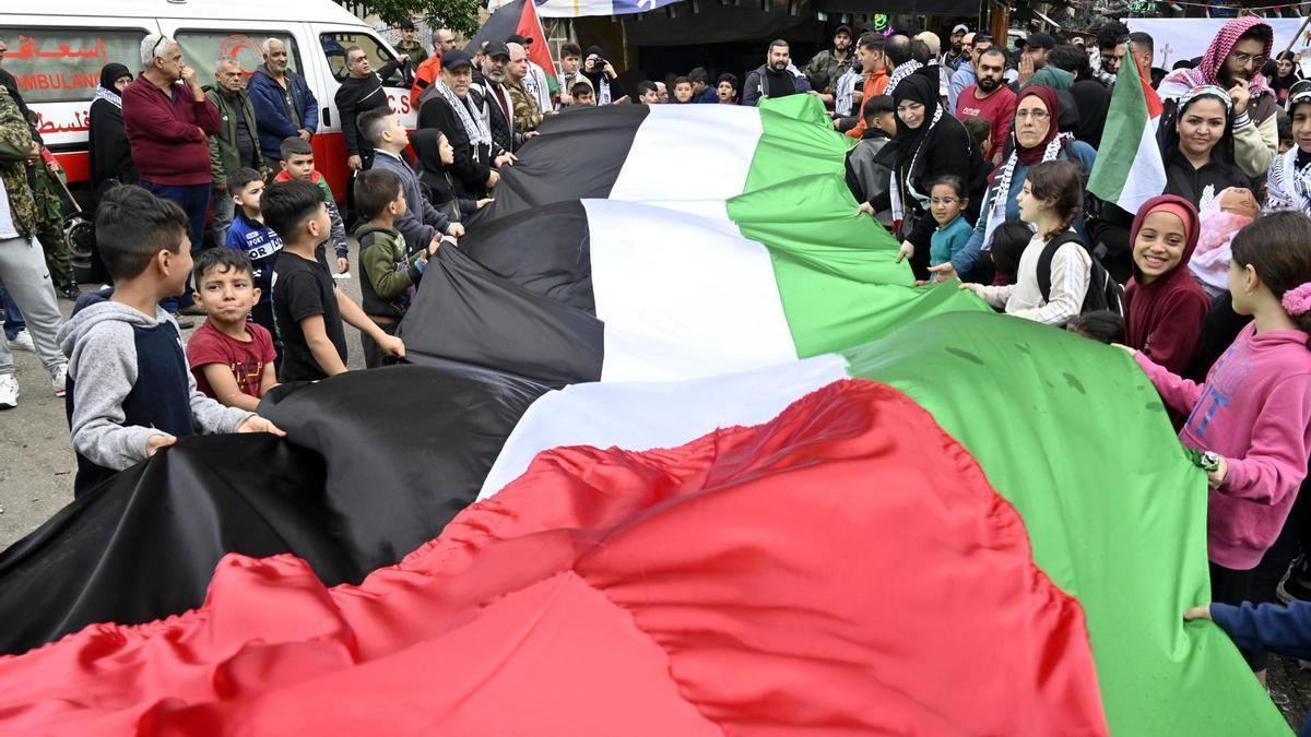 Concentración en las calles de Beirut durante la huelga general en contra de la ofensiva israelí en Gaza