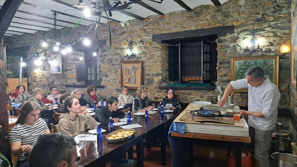 Gorka Lobato imparte la clase para aprender a elaborar torirjas y pellas.