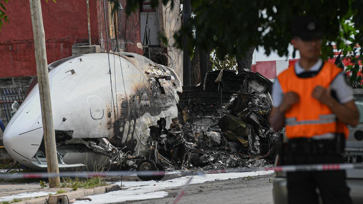 Estado en el que quedó la avioneta al estrellarse a las afueras de Buenos Aires.