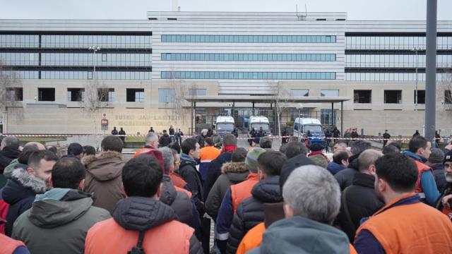 Trabajadotres de Tubos Reunidos concentrados hasta la sede del Gobierno Vasco el Lakua.
