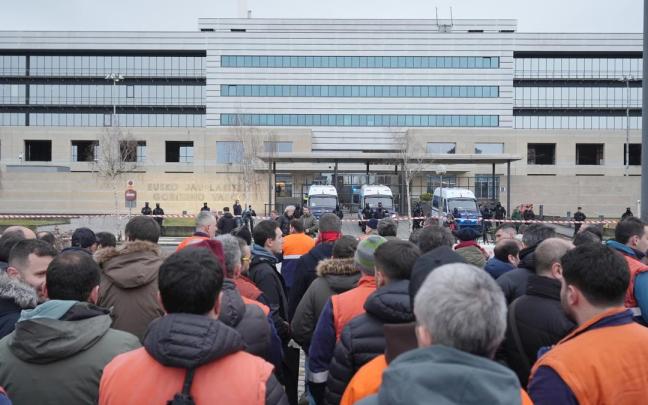Trabajadotres de Tubos Reunidos concentrados hasta la sede del Gobierno Vasco el Lakua.