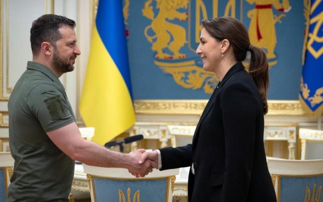 El presidente, Volodímir Zelenski, saluda ayer a la ministra del Clima de Emiratos Árabes Unidos.