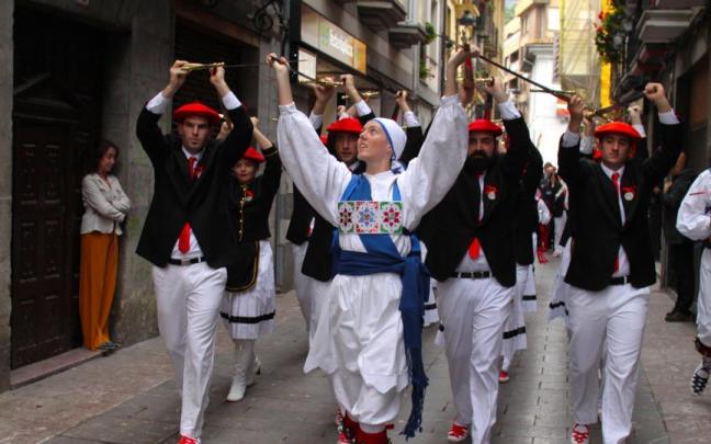 Los dantzaris recorrerán las calles de Elgoibar la mañana del domingo en la Ezpatadantza de la Virgen del Rosario.