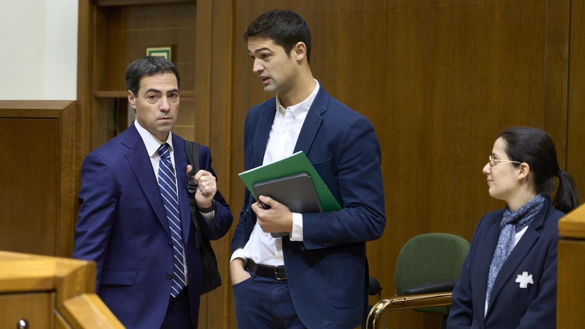 El lehendakari, Imanol Pradales, con el portavoz del PNV en el Parlamento, Joseba Díez Antxustegi