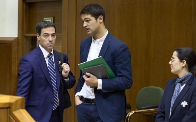 El lehendakari, Imanol Pradales, con el portavoz del PNV en el Parlamento, Joseba Díez Antxustegi