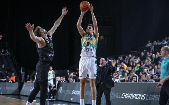 Álex Reyes lanza a canasta ante el Darussafaka. Álex Reyes lanza a canasta ante el Darussafaka.