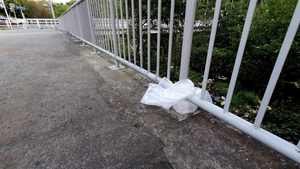 Eguzki reclama al Ayuntamiento de Azkoitia que cumpla con el compromiso de colocar rejillas en la parte baja de las barandillas sobre el río Urola para evitar la caída de basura a su cauce.
