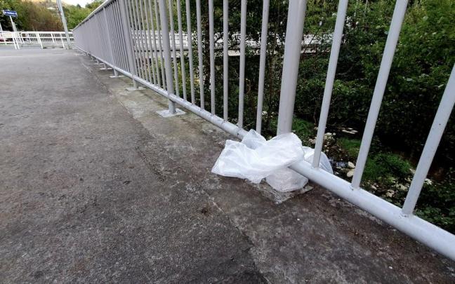 Eguzki reclama al Ayuntamiento de Azkoitia que cumpla con el compromiso de colocar rejillas en la parte baja de las barandillas sobre el río Urola para evitar la caída de basura a su cauce. / Eguzki Eguzki reclama al Ayuntamiento de Azkoitia que cumpla con el compromiso de colocar rejillas en la parte baja de las barandillas sobre el río Urola para evitar la caída de basura a su cauce.