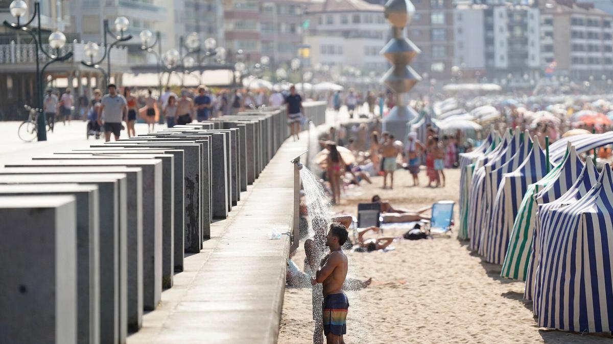 Playa de Zarautz repleta de gente el año pasado.