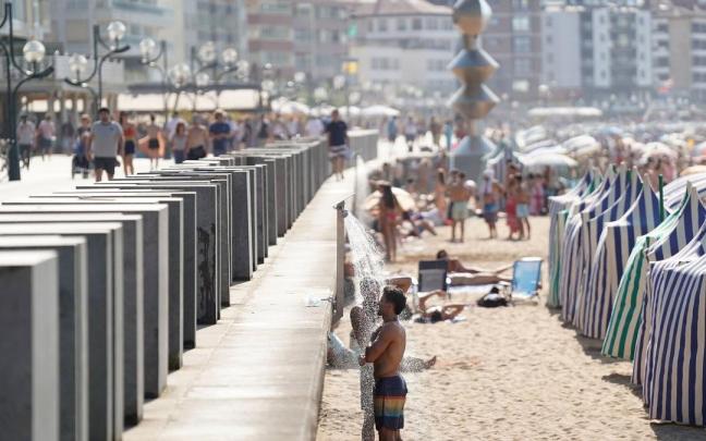 Playa de Zarautz repleta de gente el año pasado.