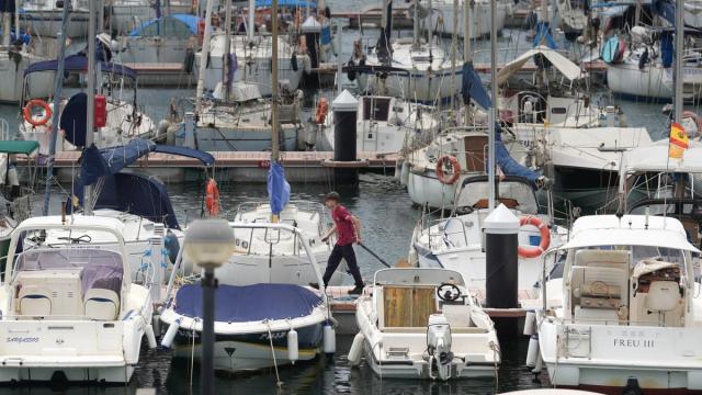 Varios barcos en el puerto de Barcelona.