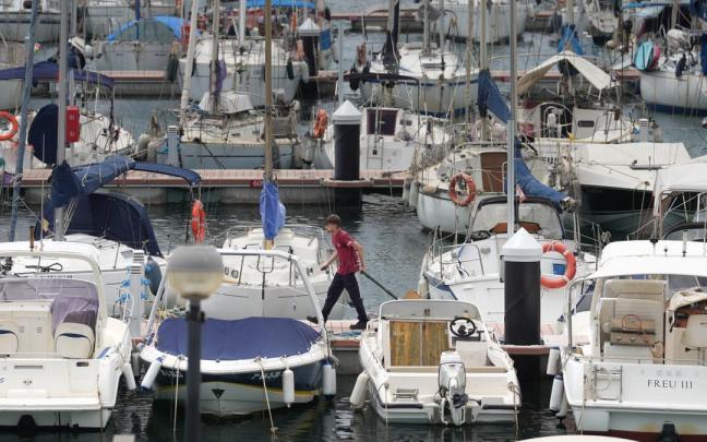 Varios barcos en el puerto de Barcelona.