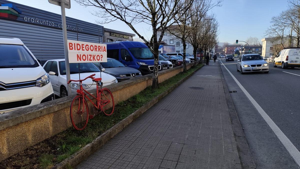 Las asociaciones han colocado bicis rojas y carteles de protesta tanto en Mendelu como en la zona de Plaiaundi.