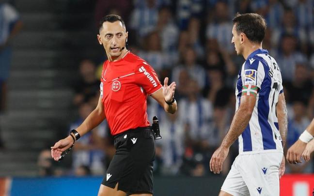 El colegiado Sánchez Martínez se dirige a Oyarzabal. / JAVI COLMENERO