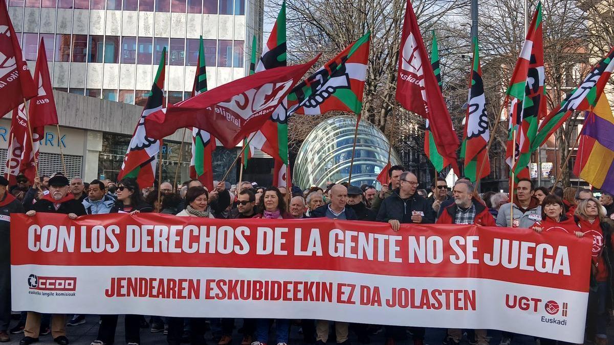 Concentración de CCOO y UGT en la Plaza Circular de Bilbao con el lema 'Con los derechos de la gente no se juega'