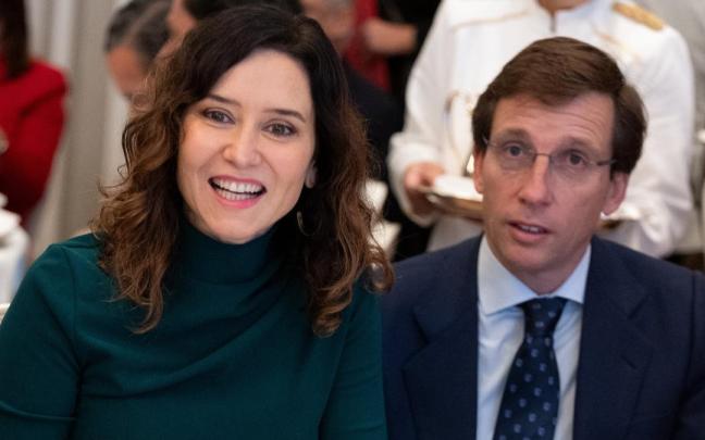 Ayuso, junto a Almeida este lunes en un desayuno informativo.