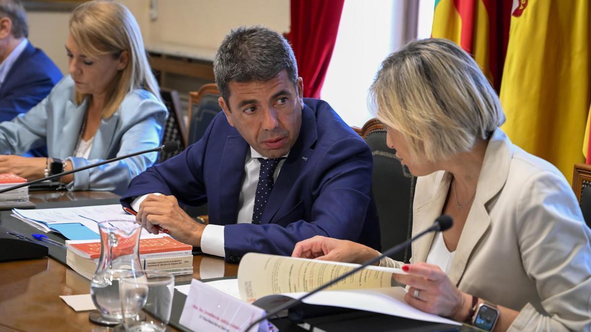 El president de la Generalitat, Carlos Mazón, conversa con la consellera de Justicia, Elisa Núñez.