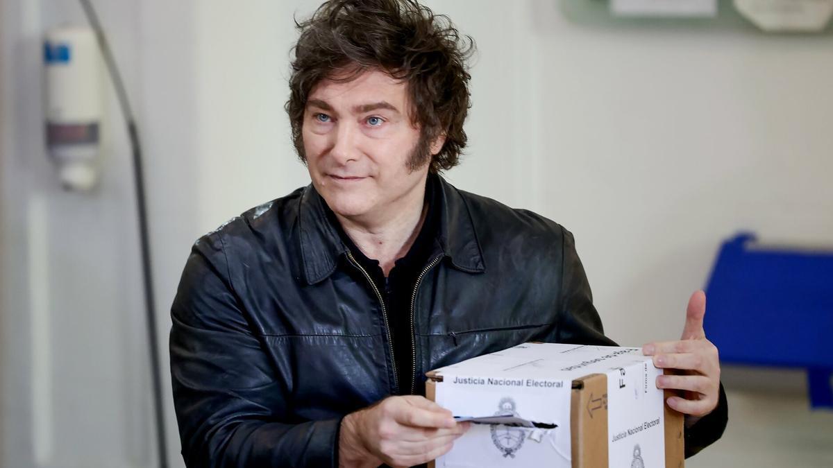 Milei vota en las legislativas de Argentina, primer gran test electoral para su Gobierno.