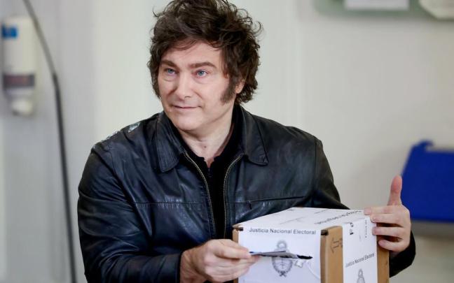 Milei vota en las legislativas de Argentina, primer gran test electoral para su Gobierno.